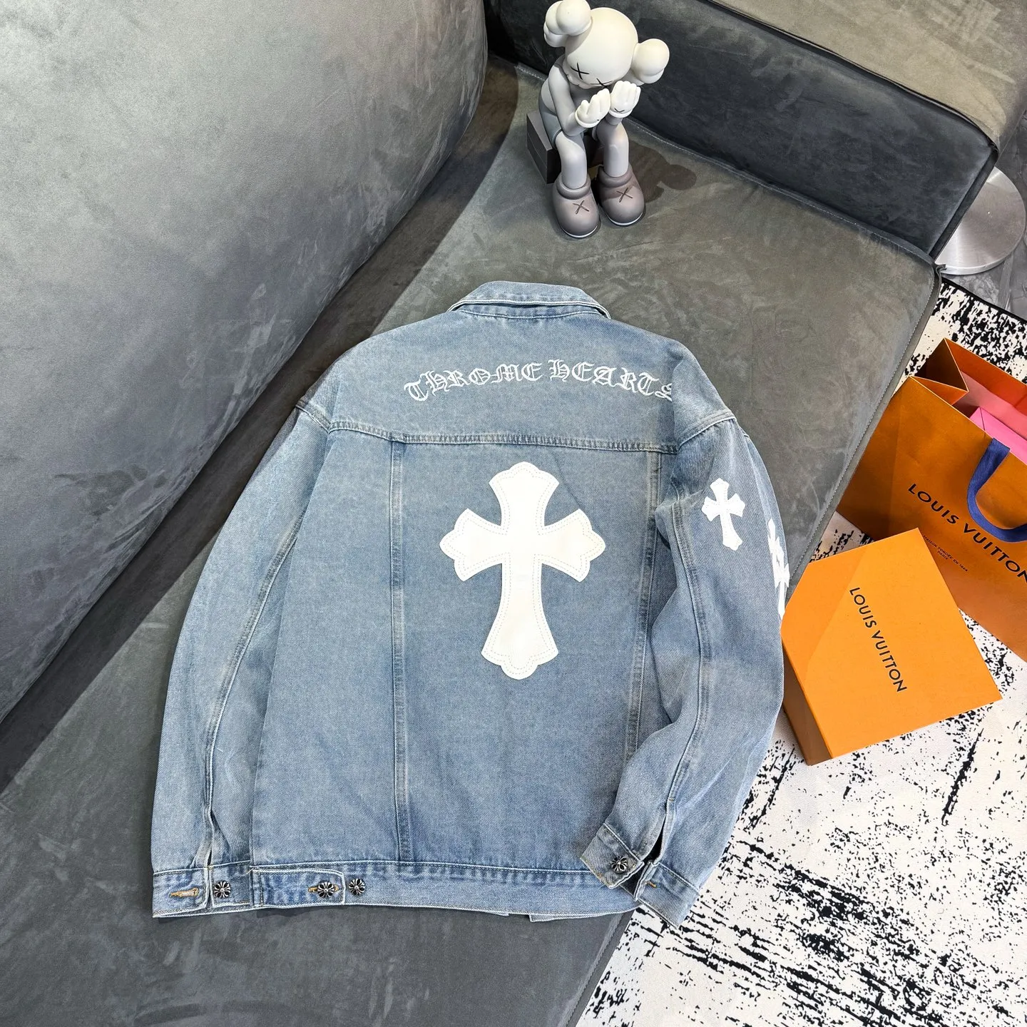 P270 Chrome/Hearts Chrome/Hearts Sanskrit embroidered cross-paved leather denim jacket. The whole piece of clothing is really heavy-duty. It is made of denim denim imported from Japan. It is washed after the finished product. The loss rate is very high. The overall distressed craftsmanship has a stylish upper body. The classic Sanskrit embroidery design on the back. The Behringer embroidery machine is precise and three-dimensional because of the old craftsmanship. From the hardware to the three labels, all molds are re-opened and made to order. 100% restored craftsmanship. Including the silver thread anti-counterfeiting, all are redone this year. All cross leathers are laser aligned. The leather difference is definitely not the same as the super fiber leather on the market. It uses this year’s new sheep leather. The finished embroidery guarantees the overall quality❗️ Color: light blue Size: S M L XL